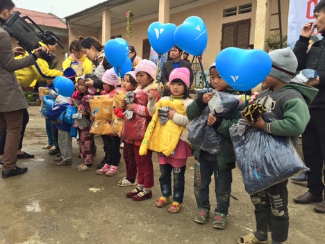 Viễn Thông A trao 3000 áo cứu rét khẩn cấp cho trẻ em vùng cao