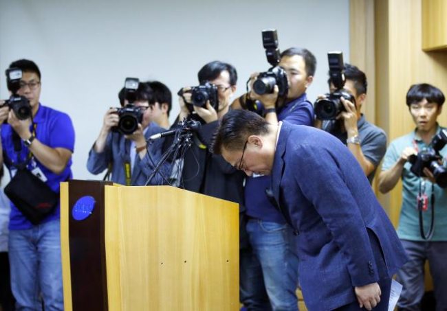 Koh Dong-jin, president of Samsung Electronics’ Mobile Communications Business, bows during a news conference in Seoul, South Korea, September 2, 2016. REUTERS/Kim Hong-Ji