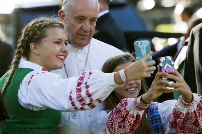 selfie-pope-francis-02
