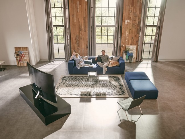 curved-TV-Living-Room-Family_resize