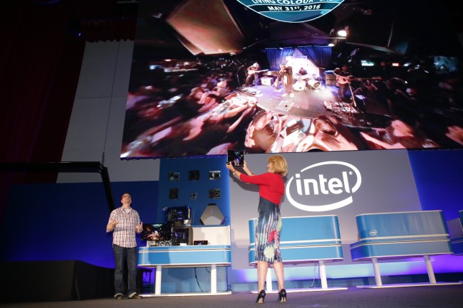 New Intel® Xeon® E3v5 processors power a first-ever live, immersive, 360-degree experience from the famed Blue Note Jazz Club in New York at Computex 2016. At Computex 2016, Intel showcases how boundaries of computing are expanding as billions of smart and connected devices deliver new experiences, data-rich services and breakthrough insights. Computex is May 31 to June 4, 2016, in Taipei, Taiwan. (Credit: Intel Corporation)