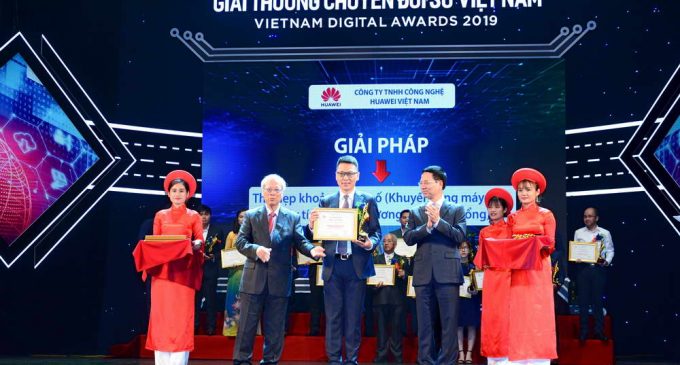 Công ty Công nghệ Huawei Việt Nam được trao Giải thưởng Thu hẹp Khoảng cách số 2019