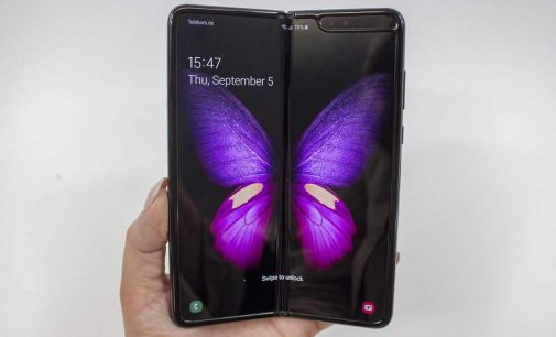 Smartphone màn hình gập Samsung Galaxy Fold bán tại Việt Nam trong tháng 11-2019 với giá trên 50 triệu đồng