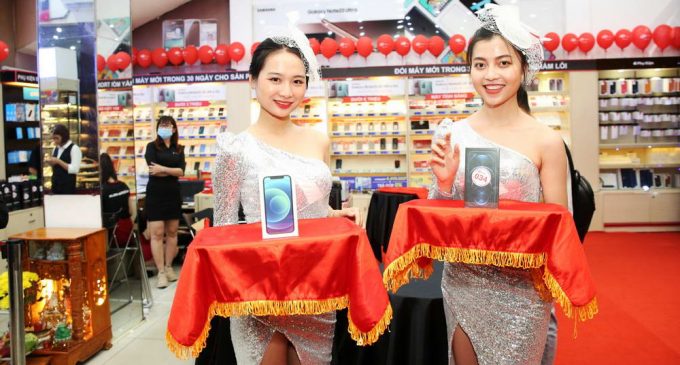 Giữa đêm 26-11-2020, FPT Shop mở bán iPhone 12 series chính hãng