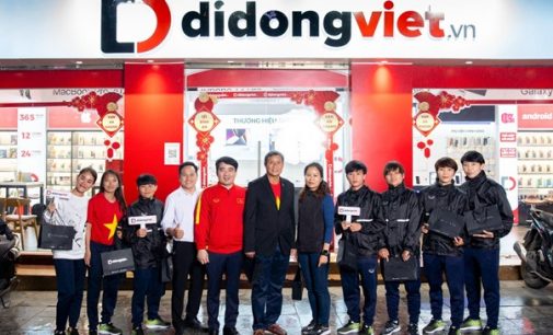 Di Động Việt tặng quà cho đội tuyển bóng đá nữ Việt Nam