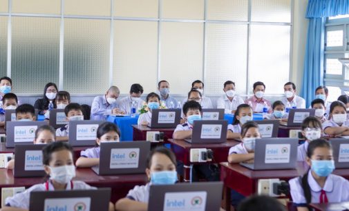 Nhà máy Intel Products Việt Nam tài trợ máy tính xách tay cho dự án “phổ cập kỹ năng số” cho học sinh nông thôn Việt Nam