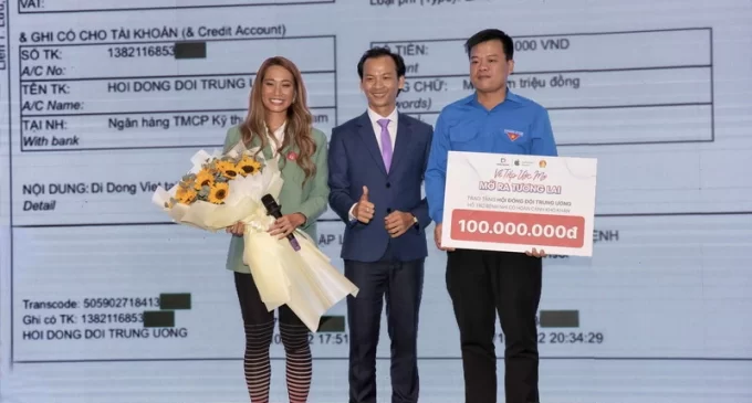 Hệ thống Di Động Việt mở bán iPhone 14 series lúc nửa đêm và trao tặng 100 triệu đồng giúp đỡ các bệnh nhi nghèo