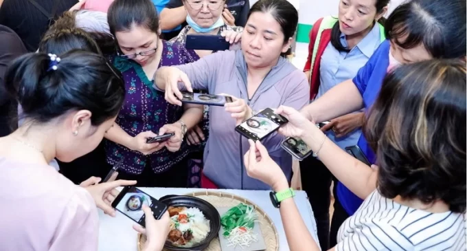 Xiaomi Việt Nam tặng 100 chiếc smartphone cho các phụ nữ lập nghiệp ngành ăn uống trên nền tảng số