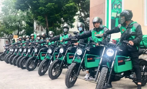 Gojek Việt Nam hợp tác với Dat Bike thí điểm vận chuyển bằng xe máy điện