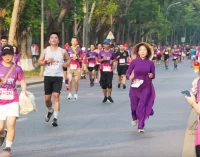 Những chiếc áo dài trên đường chạy marathon ở Huế