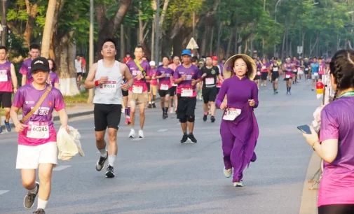 Những chiếc áo dài trên đường chạy marathon ở Huế