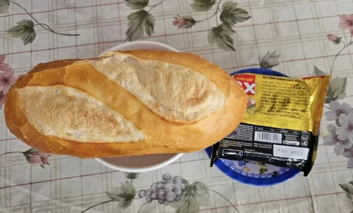 Bánh mì hay mì gói trong ngày số đẹp
